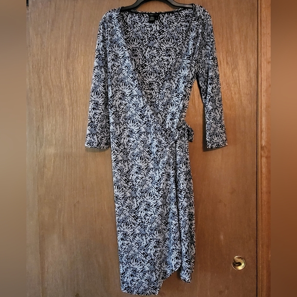 BCBGMaxAzria Dresses & Skirts - BCBGMaxAzria Black and White Patterned Long Sleeve Wrap Dress, Ladies L
